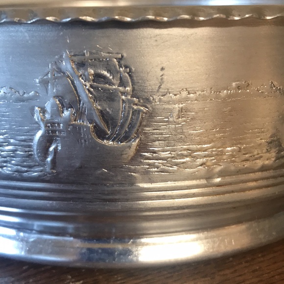 Vintage aluminum casserole dish holder with ships sailing - Picture 5 of 8